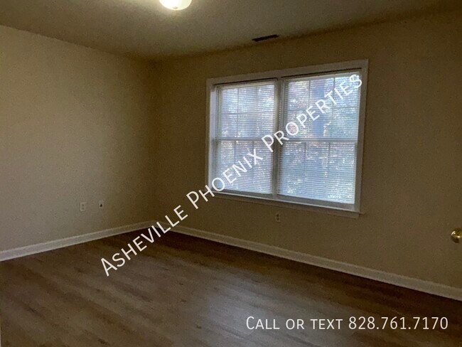 Building Photo - 18 Ican Dr