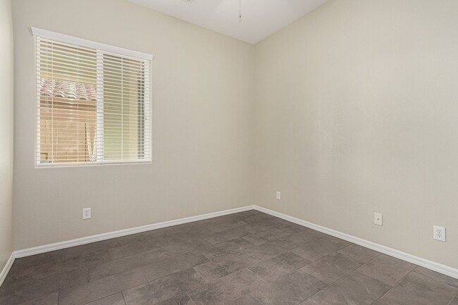 Building Photo - Anthem Highlands home with energy saving u...