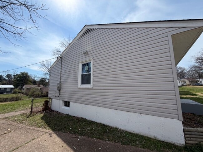 Building Photo - Lovely 3 Bedroom / 1 Bath for Rent - Section 8 Welcome