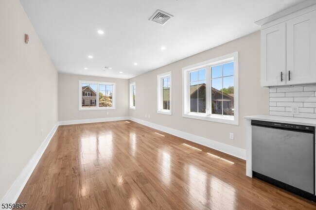 Building Photo - 162 Closter Dock Rd