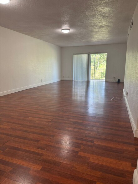 Building Photo - 5961 N Falls Circle Dr