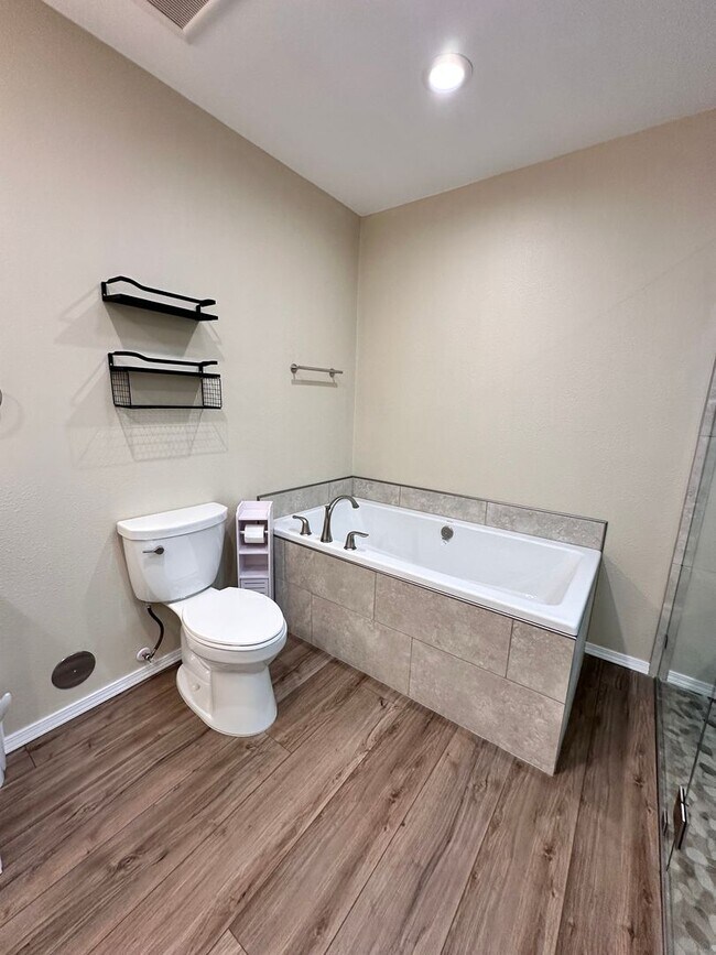 Building Photo - Coming Soon! 1 Bedroom 1 Bathroom with Ref...