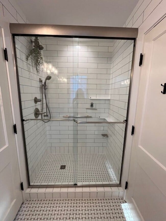 Building Photo - Beautifully Updated House in Forest Hills!