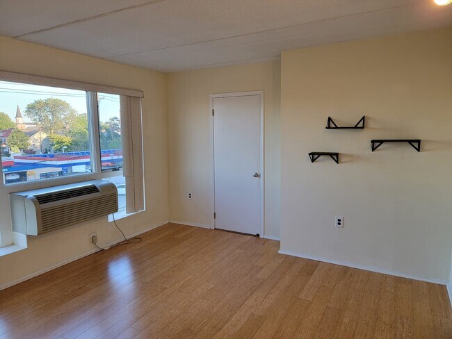 Master Bedroom - 205 Mineola Blvd