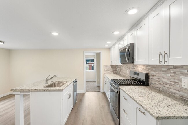 Building Photo - 3 BEDROOM, 3 BATH+ BONUS ROOMS ON RANCH IN...
