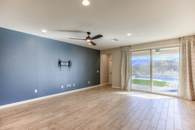 Building Photo - Very Special Oro Valley Home with Pool and Mountain Views!