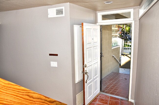 Building Photo - Charming La Costa Condo!