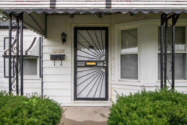 Building Photo - 3 bedroom $1200