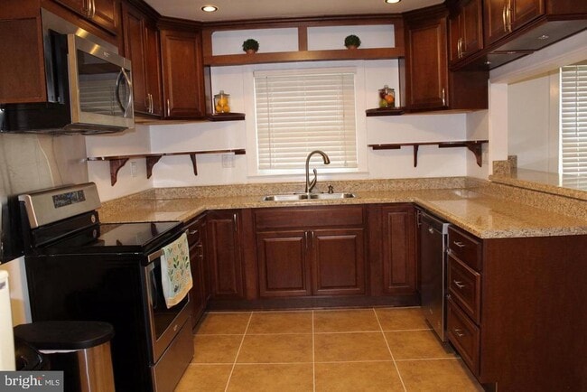 Building Photo - 6031 Rosedale Dr