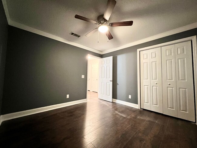Building Photo - AVAILABLE JUNE [NO PETS PERMITTED]