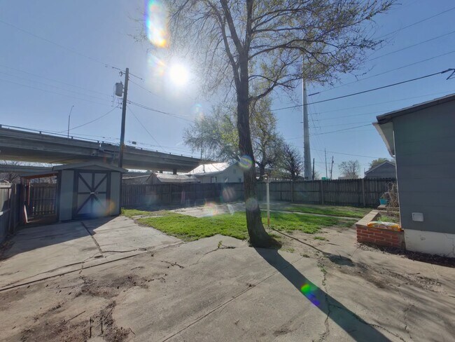 Building Photo - 402 N Kansas Ave