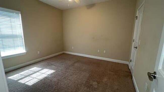 Building Photo - Beautiful home in a very quiet neighborhood!