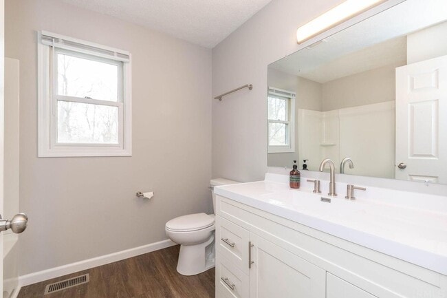 Building Photo - Willow Court Bloomington