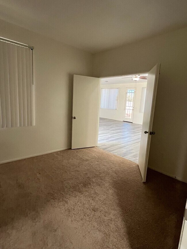 Building Photo - 3 bedroom 2 bath home with large yard available in Adelanto!