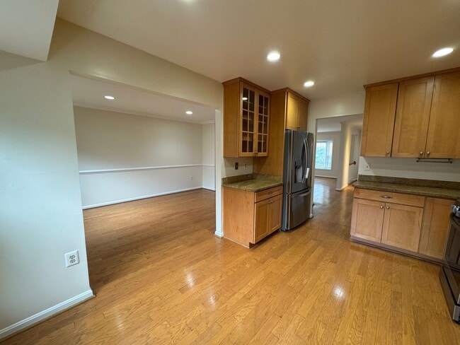 Building Photo - Well-Maintained 3 Bed 3.5 Bath Townhome Wi...