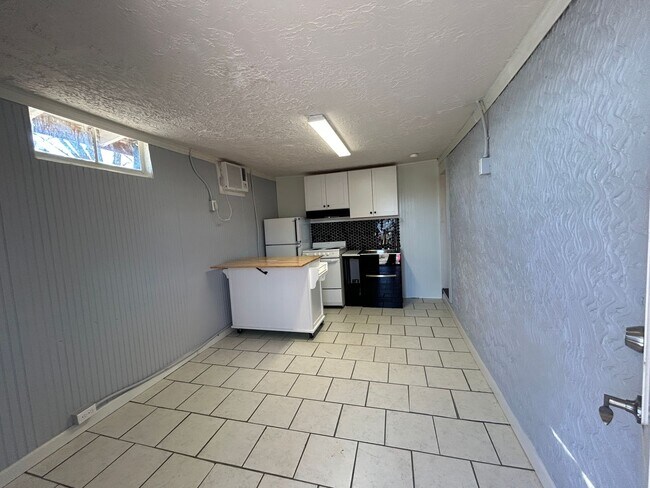 Building Photo - Barry- 1330