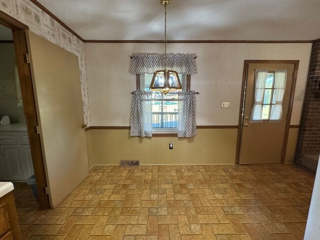 Building Photo - Spacious three bedroom, two bathroom with ...