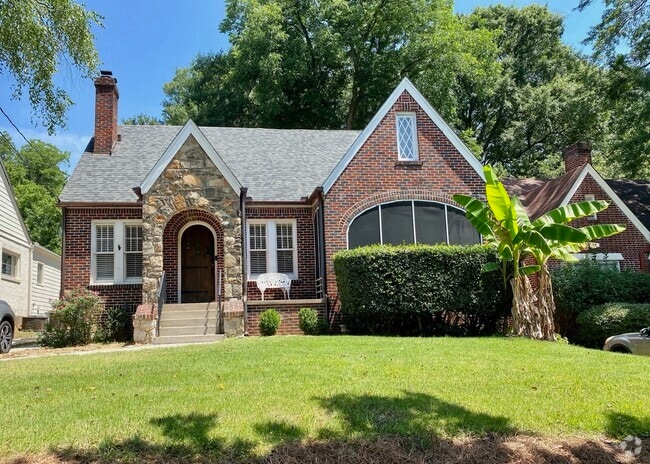 Building Photo - 1046 Rosewood Dr NE