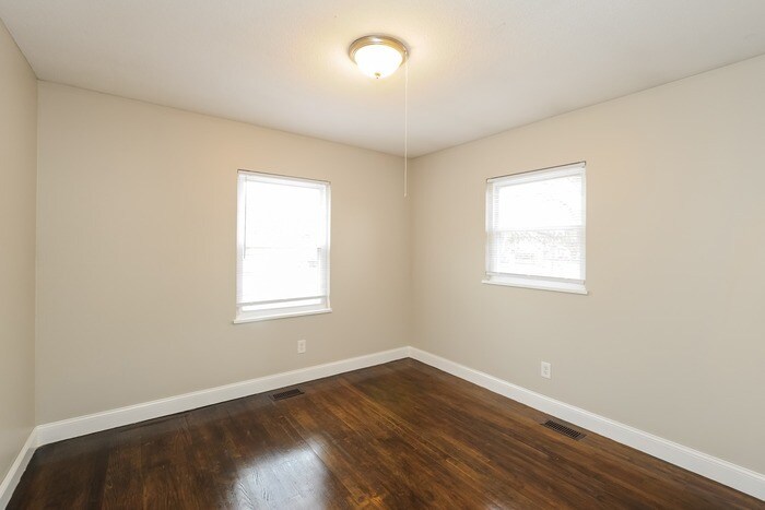 Building Photo - 706 N Aztec Dr