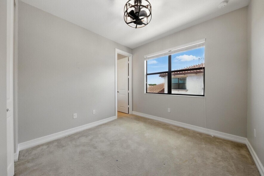 Building Photo - 11514 SW 13th Ct