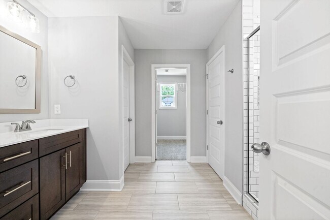 Building Photo - Beautiful Home Close to Fort Campell Ready for You to Make New Memories In