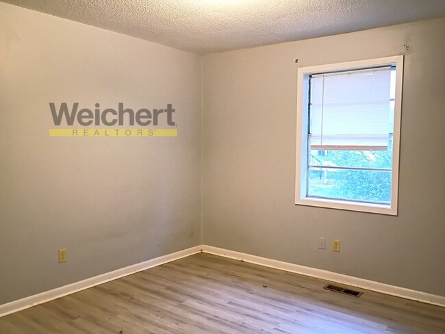 Building Photo - Convenient 3BR/1.5BA Duplex Near Schools and Shopping