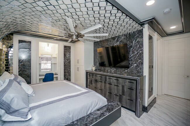 Building Photo - 5711 Sugar Hill Dr