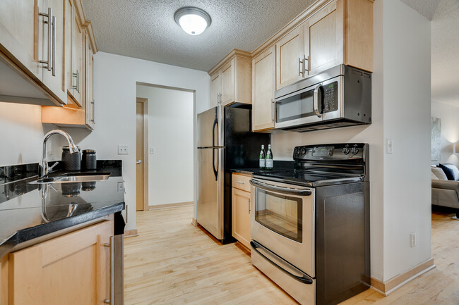 Primary Photo - 311 Kenwood Apartments | Spacious 1-Bedroo...