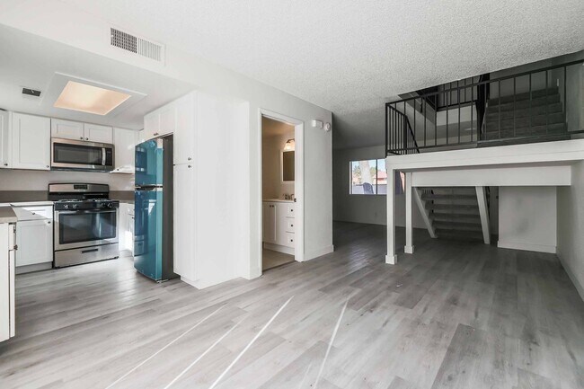 Building Photo - FULLY Remodeled 3-Bedroom Townhouse