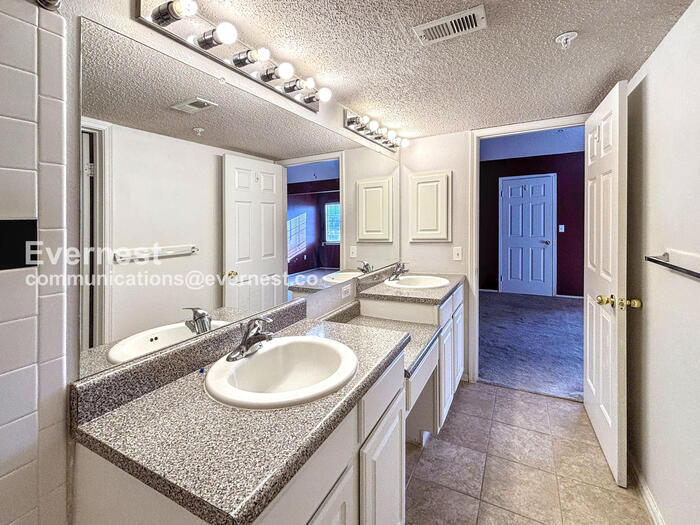 Building Photo - 2016 Oxford Ln