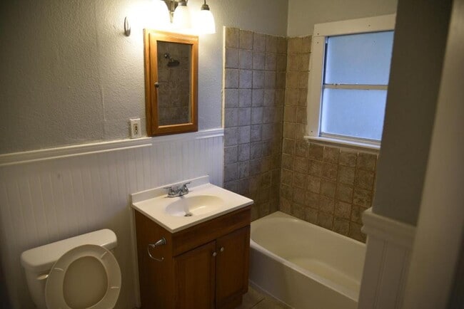 Building Photo - 302 S Oneal St