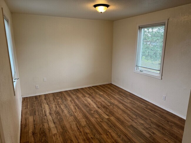 Building Photo - Updated 2 bedroom 1 bathroom house in Springfield!