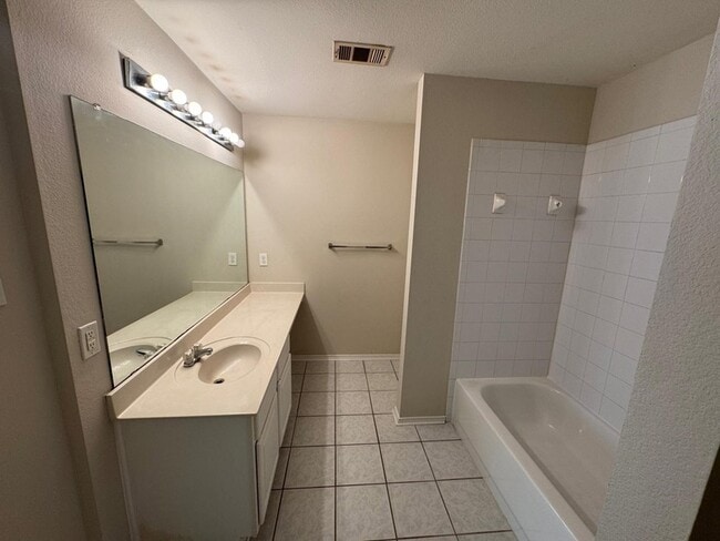 Building Photo - 9205 Lenox Dr