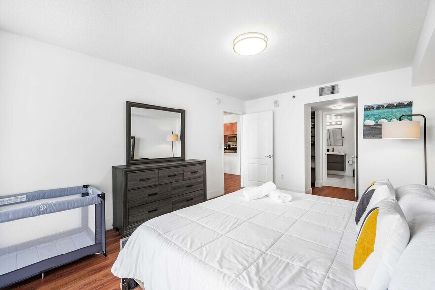 Building Photo - 1 SE 12th St