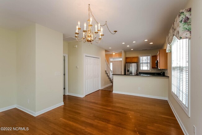 Building Photo - 533 Village Green Dr