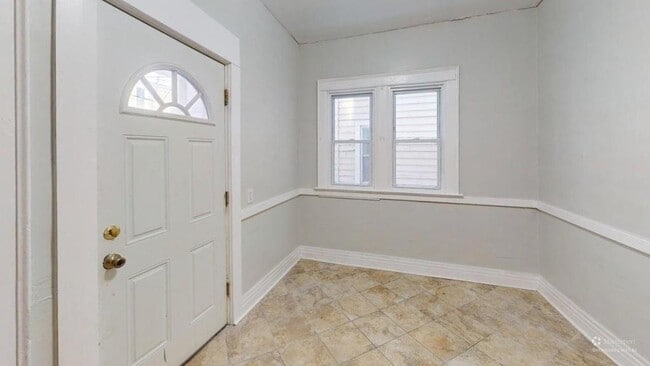 Building Photo - 65 Woodlawn St