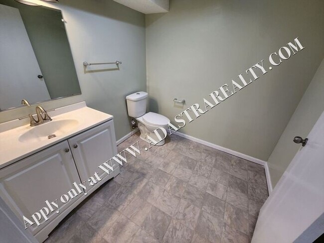 Building Photo - Nice Updated 2 Bed 1.5 Bath Duplex in Base...