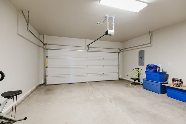 Building Photo - Meticulously Clean 3 bedroom 2 bathroom Home