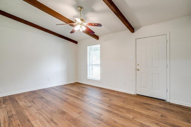 Building Photo - Charming 2-Bed, 2-Bath Duplex in Burleson