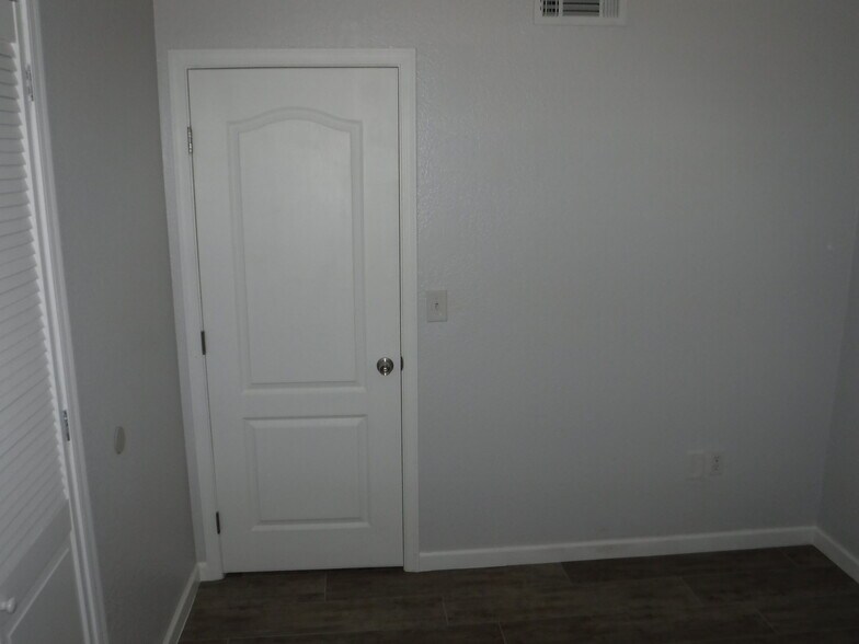Building Photo - 712 N Santa Barbara #16
