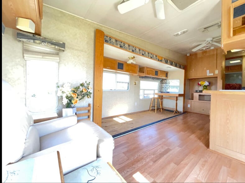 Building Photo - 1 E Middlefield Rd