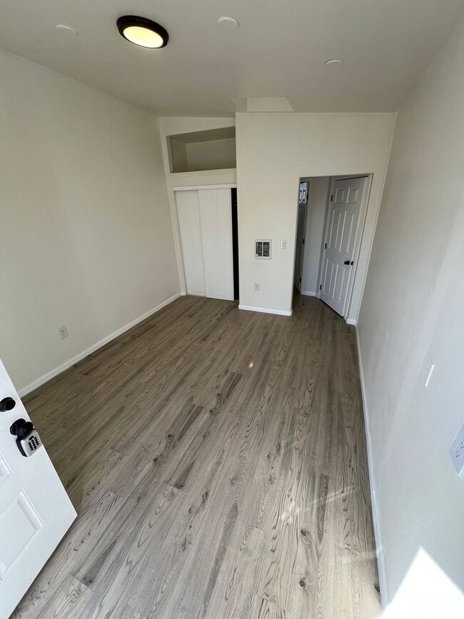 Building Photo - Charming 1BR/1BA w/Private Yard.  A Few Blocks From The Beach!