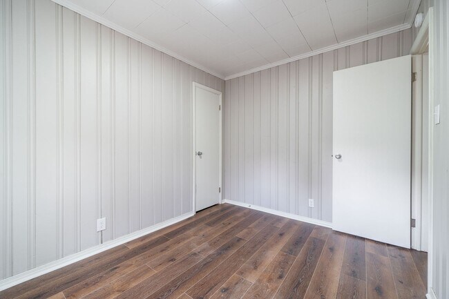 Building Photo - Updated 2 Bedroom Ranch with Sunroom & Garage!