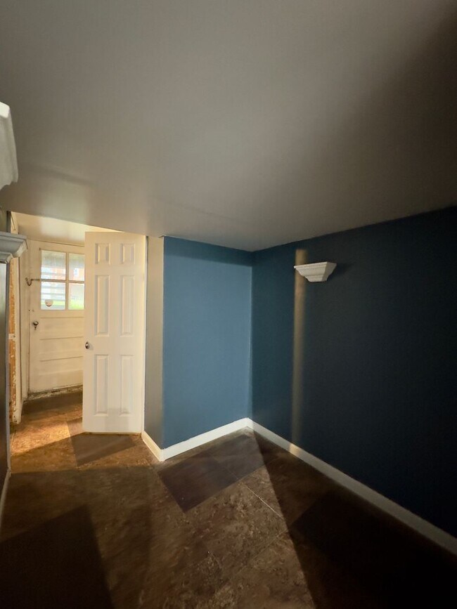 Building Photo - Spacious 3Bed/1.5Bath in Woodlawn