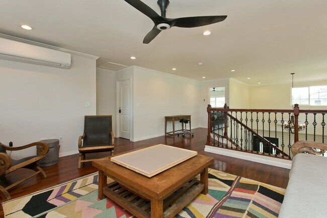Building Photo - Diamond Head - Pet friendly - furnished 3 bedroom home with garage! Available now!