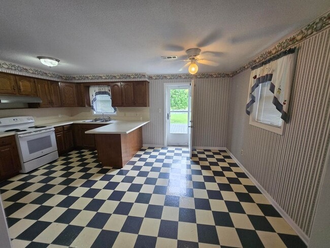 Building Photo - **Charming 3-Bed, 2-Bath Duplex Apartment with Spacious Garage and Large Back Porch**