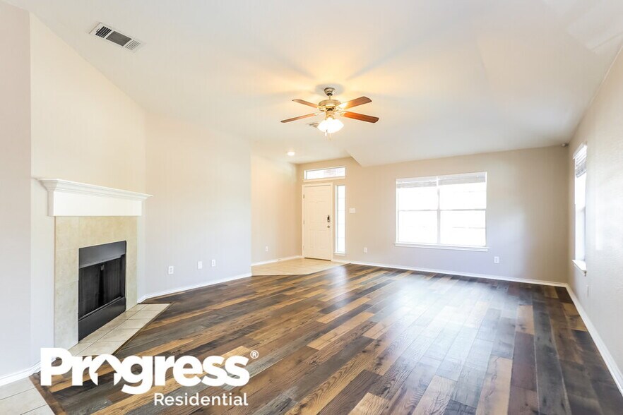 Building Photo - 610 Point Meadow