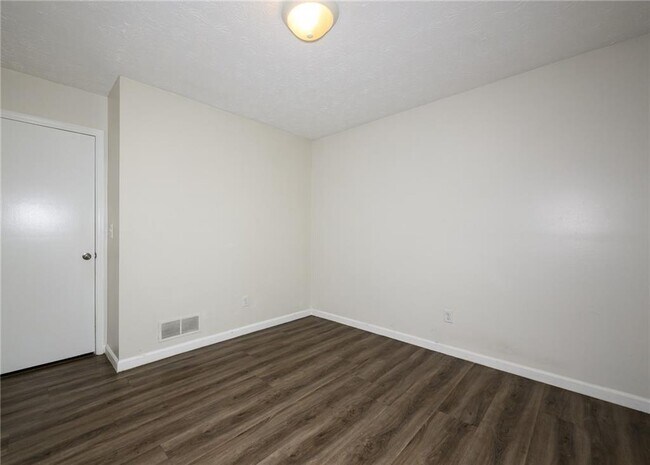 Building Photo - 2100 Whitebluff Way NE