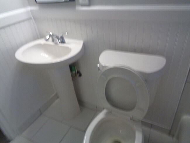 Building Photo - 2 Bedroom 1 bath home