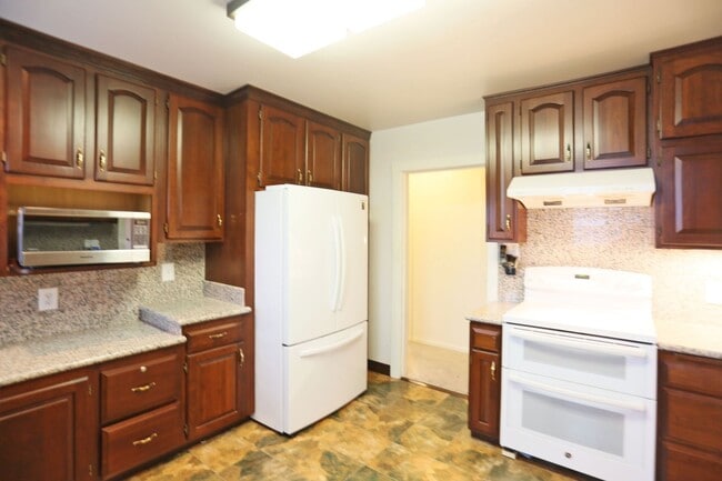 Building Photo - Spacious 2BR/1BA in Glen Park's Miraloma neighborhood, Shared Yard, Pets Considered, Garage (1 Ga...